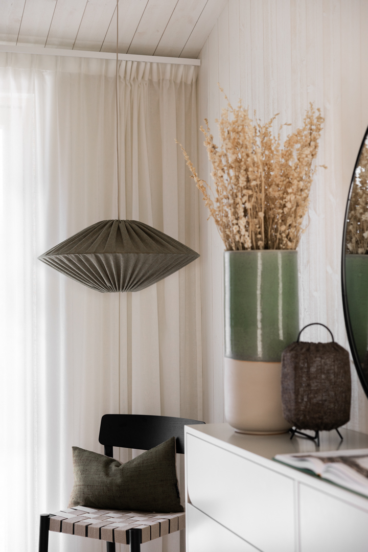 Figo Abat-Jour S/Suspension Ø58 Vert olive suspension De Alde & Lind - Le tissu est en polyester, mais présente un bel aspect lin vert olive.