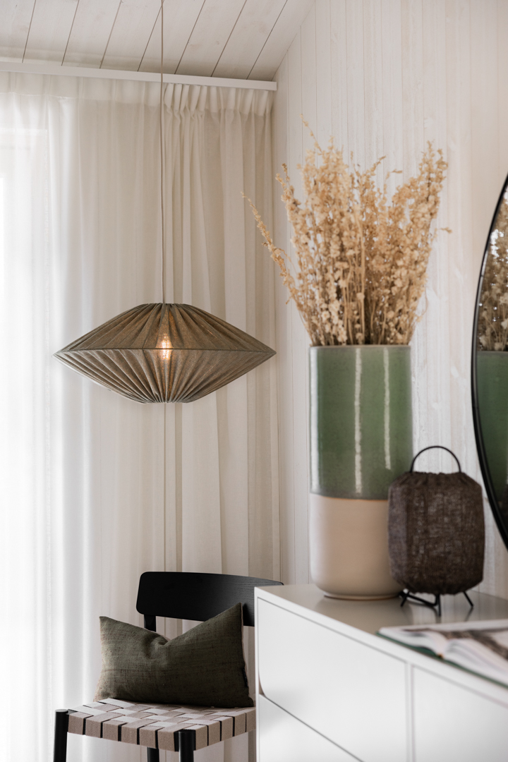 Figo Abat-Jour S/Suspension Ø58 Vert olive suspension De Alde & Lind - Le tissu est en polyester, mais présente un bel aspect lin vert olive.