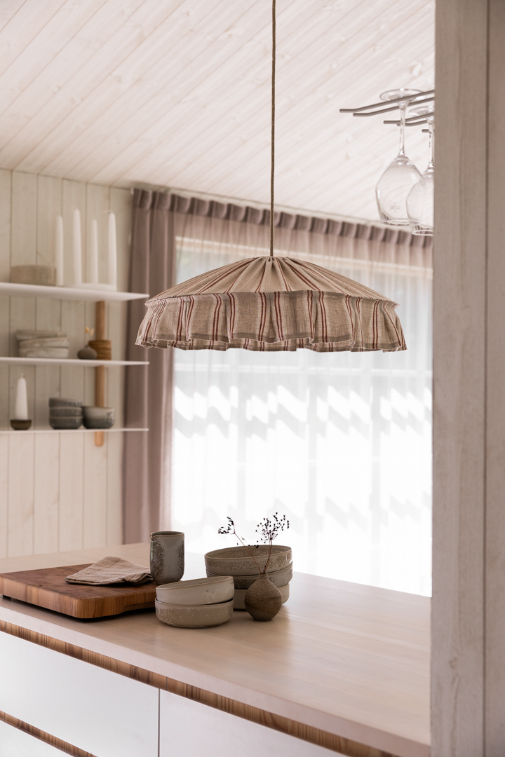 Vinga Abat-Jour S/Suspension Ø58 Nature/rouille suspension De Alde & Lind - Vinga est un abat-jour décoratif en lin 100 % à rayures dans des tons rouille et naturels.