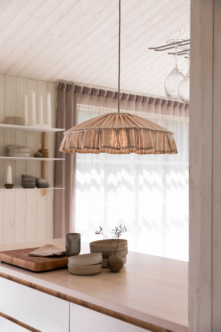 Vinga Abat-Jour S/Suspension Ø58 Nature/rouille suspension De Alde & Lind - Vinga est un abat-jour décoratif en lin 100 % à rayures dans des tons rouille et naturels.