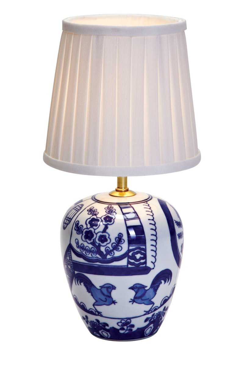 Göteborg 33cm Bleu lampe de table De Markslöjd - Belle lampe de table avec une base en céramique peinte en blanc et bleu, inspirée de la porcelaine des Indes orientales.