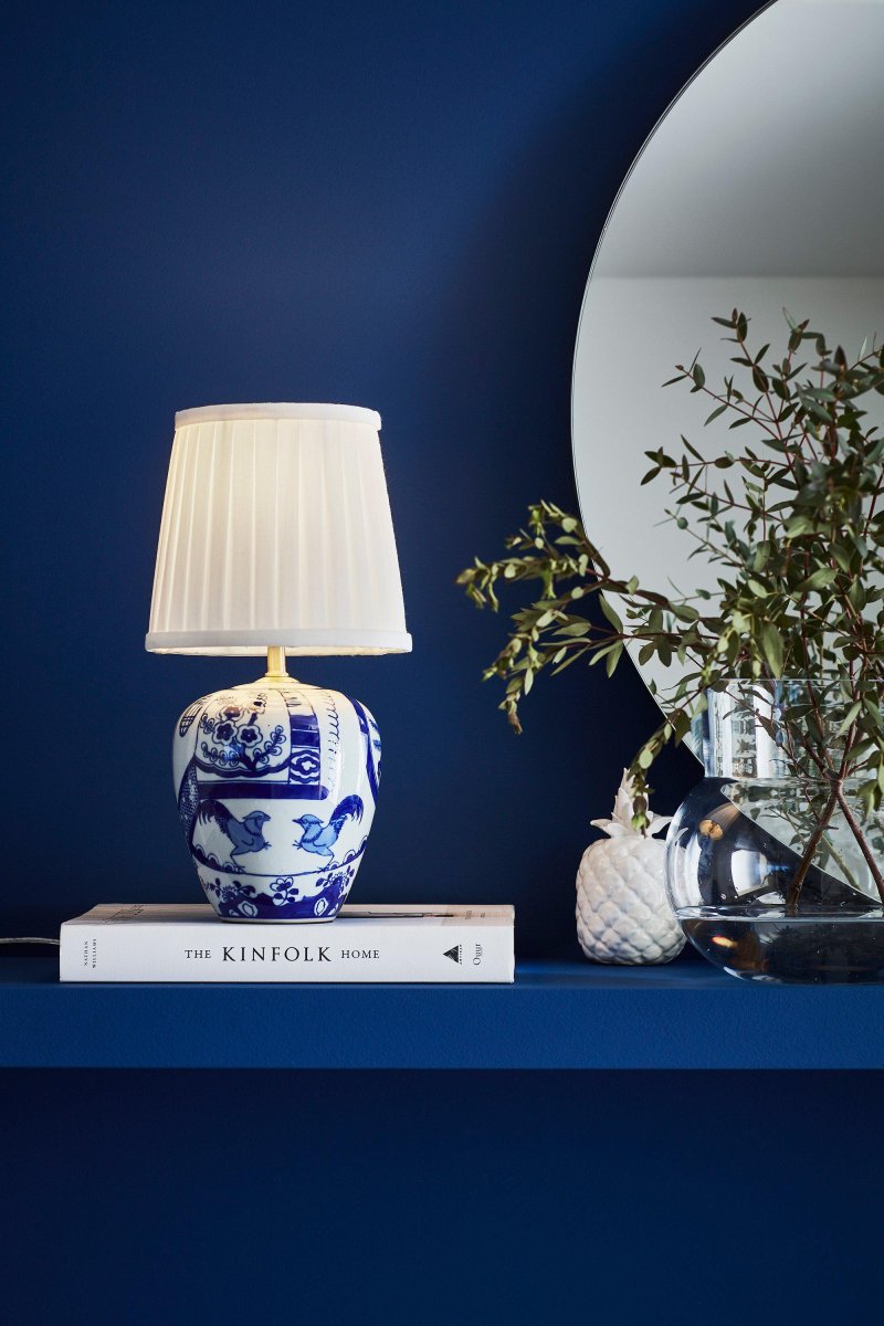 Göteborg 33cm Bleu lampe de table De Markslöjd - Belle lampe de table avec une base en céramique peinte en blanc et bleu, inspirée de la porcelaine des Indes orientales.