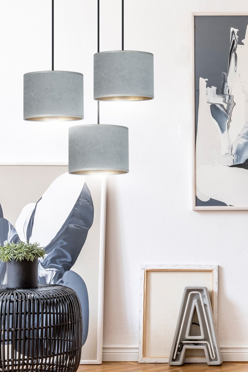 Hilde Ø50 Gris suspension De Emibig Lighting - La construction simple et la palette de couleurs &eacute;l&eacute;gante font de Hilde un choix polyvalent qui s'int&egrave;gre dans de nombreuses pi&egrave;ces et styles diff&eacute;rents.