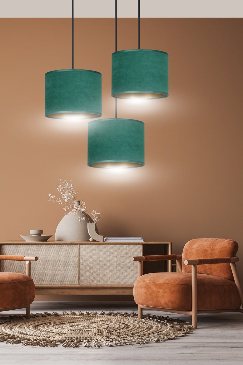 Hilde Ø50 Vert suspension De Emibig Lighting - La construction simple et la palette de couleurs &eacute;l&eacute;gante font de Hilde un choix polyvalent qui s'int&egrave;gre dans de nombreuses pi&egrave;ces et styles diff&eacute;rents.