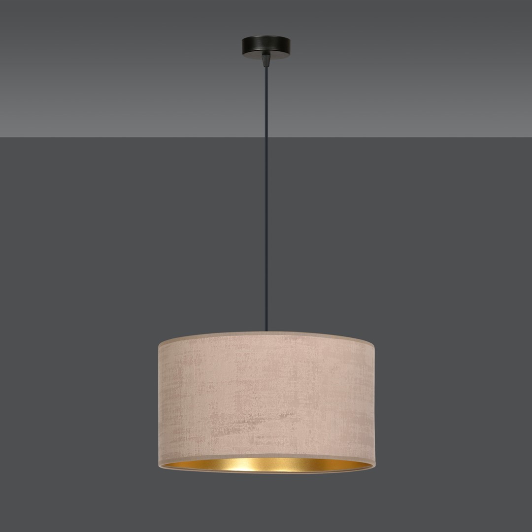Hilde Ø35 Rose suspension De Emibig Lighting - La construction simple et la palette de couleurs &eacute;l&eacute;gante font de Hilde un choix polyvalent qui s'int&egrave;gre dans de nombreuses pi&egrave;ces et styles diff&eacute;rents.