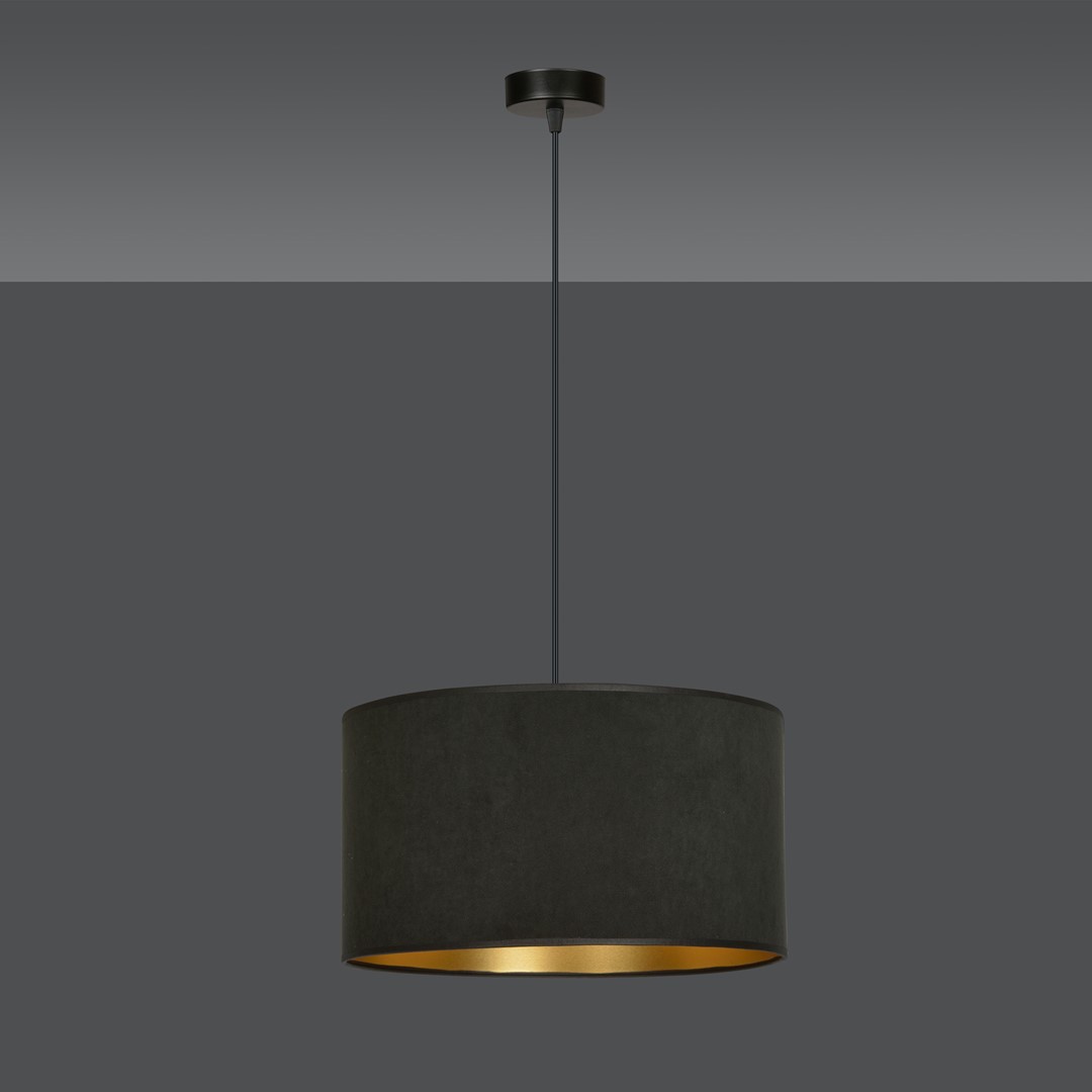 Hilde Ø35 Noir suspension De Emibig Lighting - La construction simple et la palette de couleurs &eacute;l&eacute;gante font de Hilde un choix polyvalent qui s'int&egrave;gre dans de nombreuses pi&egrave;ces et styles diff&eacute;rents.