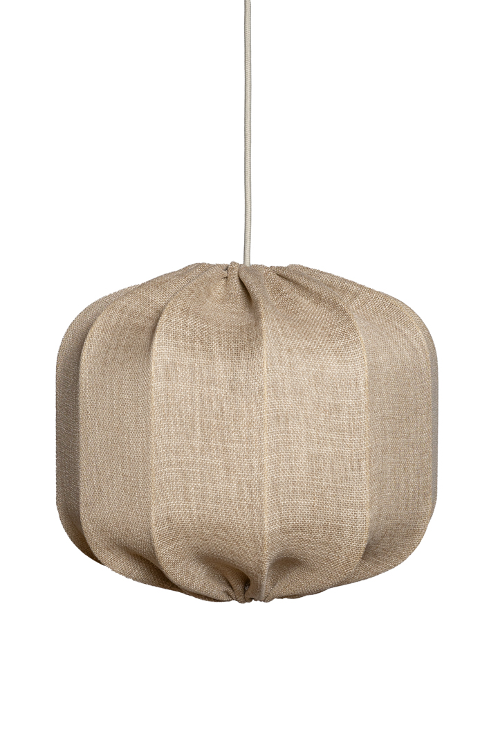 Dester Abat-Jour S/Suspension Ø38 Beige suspension De Alde & Lind - Il sera du plus bel effet au-dessus d'une table à manger ou d'une table basse, ou comme lampe sur pied, par exemple dans un escalier.