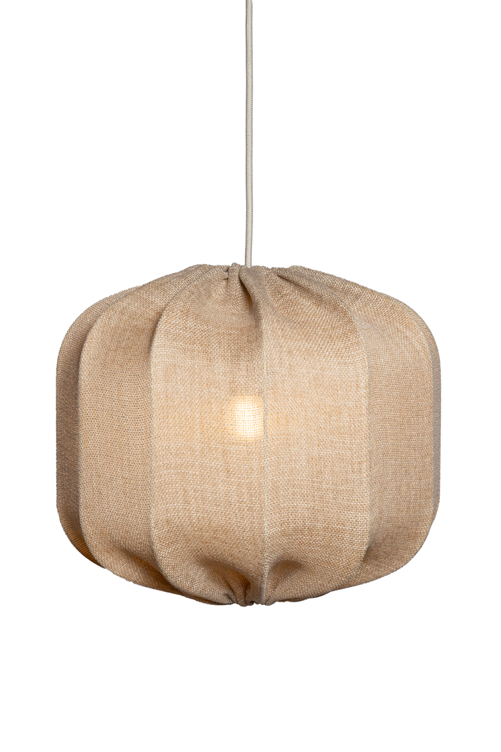 Dester Abat-Jour S/Suspension Ø38 Beige suspension De Alde & Lind - Il sera du plus bel effet au-dessus d'une table à manger ou d'une table basse, ou comme lampe sur pied, par exemple dans un escalier.