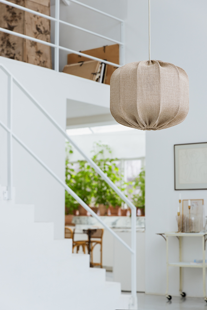 Dester Abat-Jour S/Suspension Ø38 Beige suspension De Alde & Lind - Il sera du plus bel effet au-dessus d'une table à manger ou d'une table basse, ou comme lampe sur pied, par exemple dans un escalier.