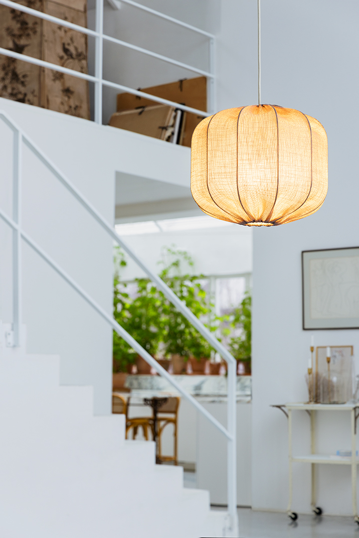 Dester Abat-Jour S/Suspension Ø38 Beige suspension De Alde & Lind - Il sera du plus bel effet au-dessus d'une table à manger ou d'une table basse, ou comme lampe sur pied, par exemple dans un escalier.