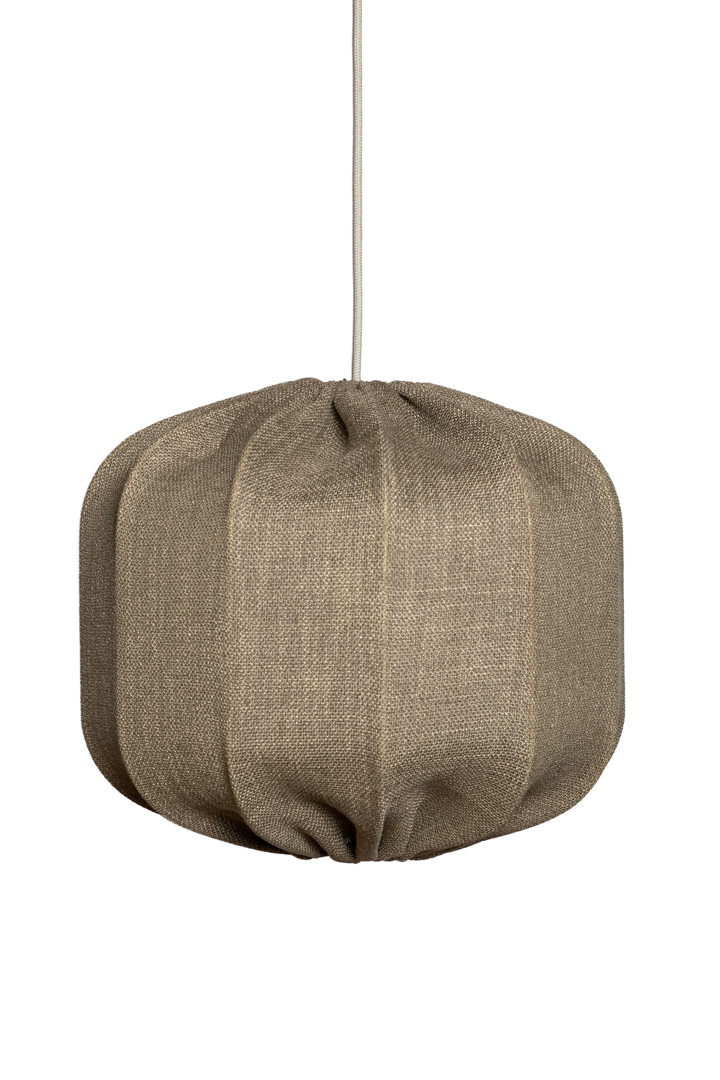 Dester Abat-Jour S/Suspension Ø38 Brun suspension De Alde & Lind - Il est parfait au-dessus d'une table à manger ou d'une table basse, ou comme luminaire indépendant, par exemple dans un escalier.