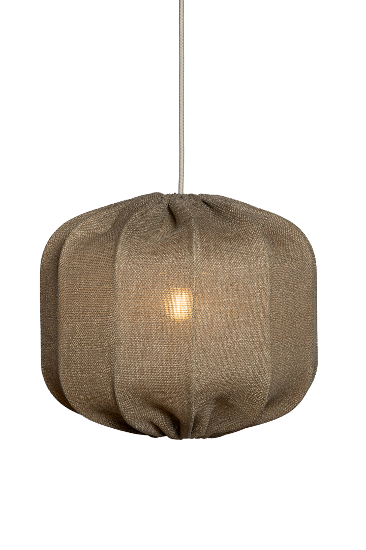 Dester Abat-Jour S/Suspension Ø38 Brun suspension De Alde & Lind - Il est parfait au-dessus d'une table à manger ou d'une table basse, ou comme luminaire indépendant, par exemple dans un escalier.