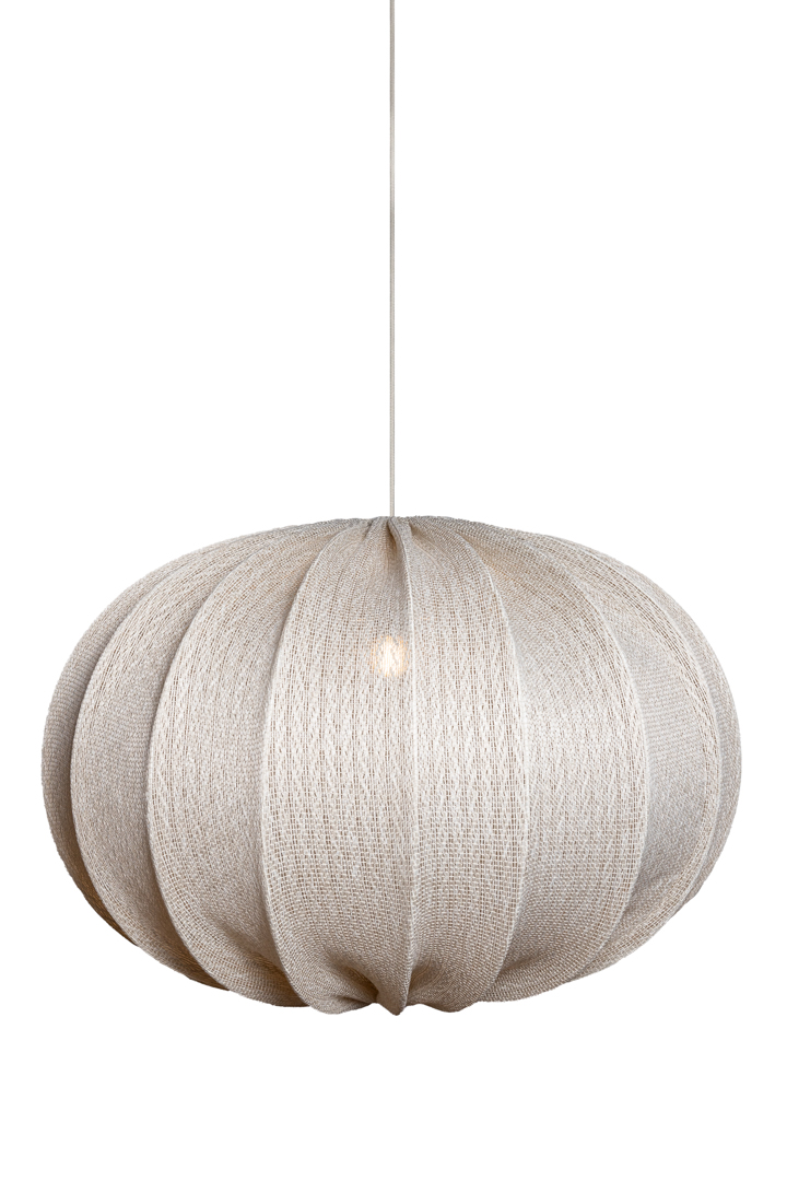 Moon Abat-Jour S/Suspension Ø78 Blanc cassé suspension De Alde & Lind - Moon est un abat-jour moderne de forme classique et contemporaine, en tissu gris, qui crée un look varié, allumé comme éteint.