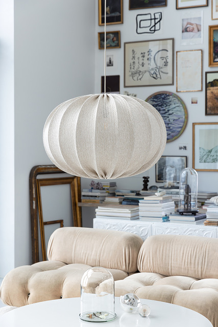 Moon Abat-Jour S/Suspension Ø78 Blanc cassé suspension De Alde & Lind - Moon est un abat-jour moderne de forme classique et contemporaine, en tissu gris, qui crée un look varié, allumé comme éteint.