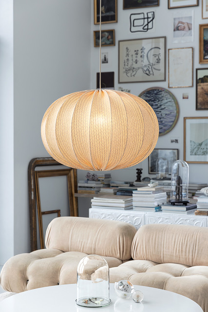 Moon Abat-Jour S/Suspension Ø78 Blanc cassé suspension De Alde & Lind - Moon est un abat-jour moderne de forme classique et contemporaine, en tissu gris, qui crée un look varié, allumé comme éteint.