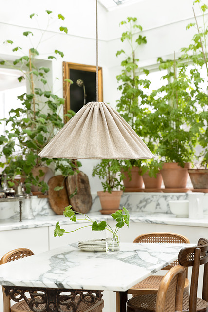 Fuji Abat-Jour S/Suspension Ø58 Beige suspension De Alde & Lind - Le tissu beige, à la surface légèrement rugueuse et texturée, confère à l'abat-jour un bel éclat, tel une goutte d'eau.