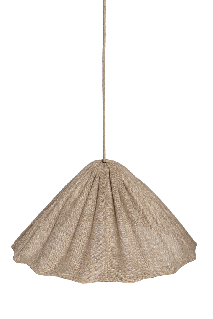 Fuji Abat-Jour S/Suspension Ø58 Beige suspension De Alde & Lind - Le tissu beige, à la surface légèrement rugueuse et texturée, confère à l'abat-jour un bel éclat, tel une goutte d'eau.