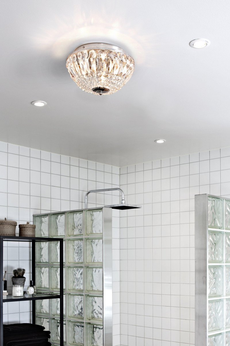 Estelle Ø30 Chrome lampe de salle de bain De Markslöjd - Le plafonnier en cristal Estelle est un plafonnier &eacute;l&eacute;gant qui transforme votre salle de bain en une oasis luxueuse.