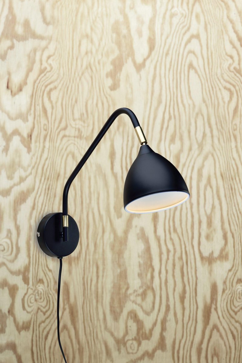 Valencia 45cm Noir applique murale De Markslöjd - Valencia est une applique murale élégante qui est parfaite comme lampe de lecture à côté du canapé ou du lit.