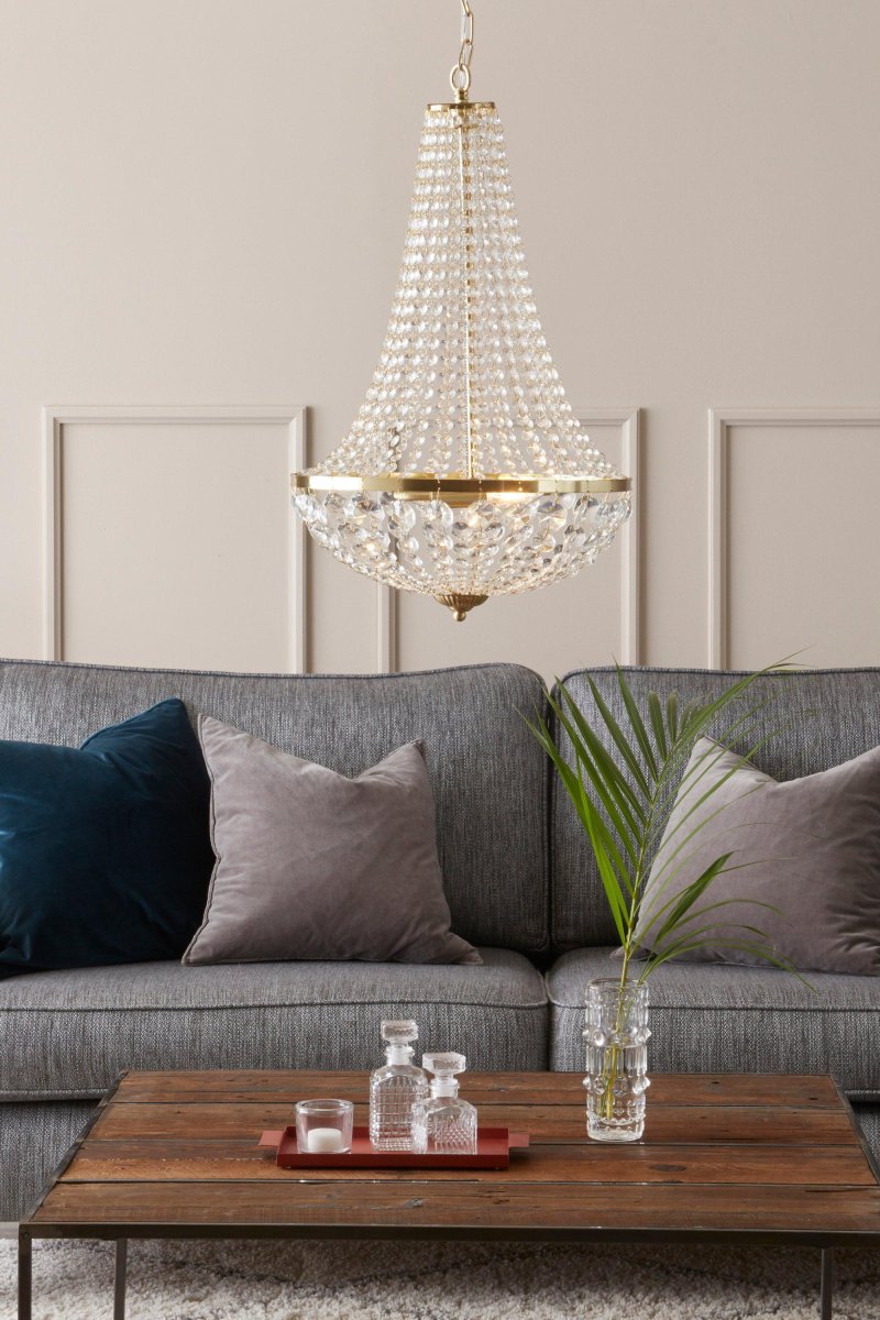 Gränsö Ø40 Laiton cristal De Markslöjd - La bordure classique en laiton brossé avec de beaux cristaux est un plafonnier intemporel qui ajoute une touche élégante à n'importe quelle pièce.