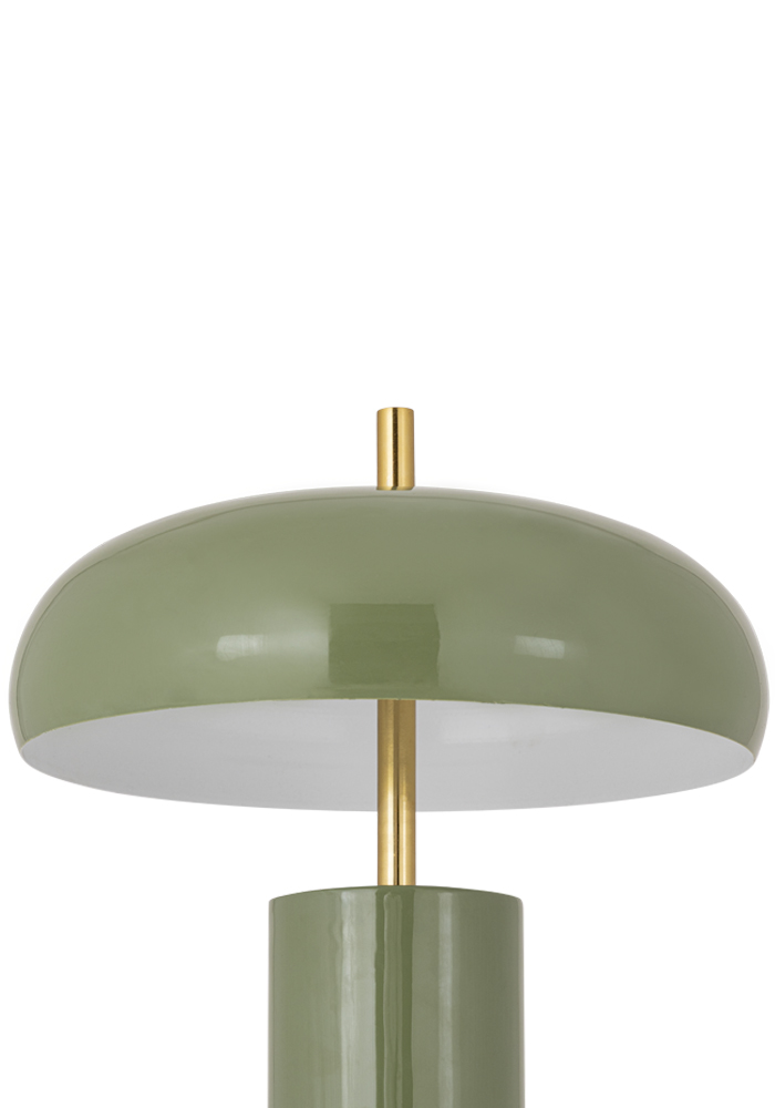 Lex 40cm Vert lampe de table De Alde & Lind - Son abat-jour large et arrondi diffuse une lumière agréable vers le bas et est doublé de blanc à l'intérieur pour une répartition optimale de la lumière.