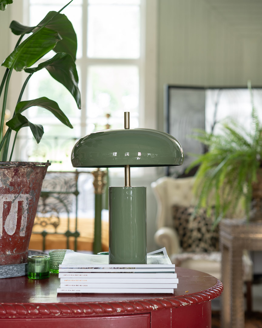 Lex 40cm Vert lampe de table De Alde & Lind - Son abat-jour large et arrondi diffuse une lumière agréable vers le bas et est doublé de blanc à l'intérieur pour une répartition optimale de la lumière.