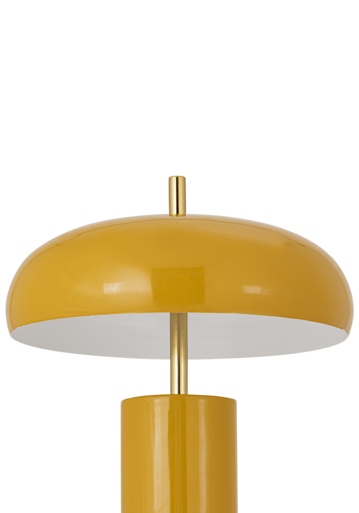 Lex 40cm Jaune lampe de table De Alde & Lind - Son abat-jour large et arrondi diffuse une lumière agréable vers le bas et est doublé de blanc à l'intérieur pour une répartition optimale de la lumière.