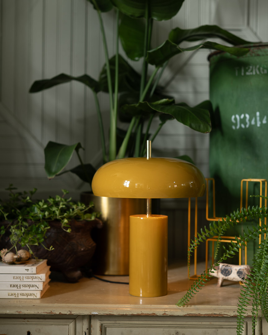 Lex 40cm Jaune lampe de table De Alde & Lind - Son abat-jour large et arrondi diffuse une lumière agréable vers le bas et est doublé de blanc à l'intérieur pour une répartition optimale de la lumière.