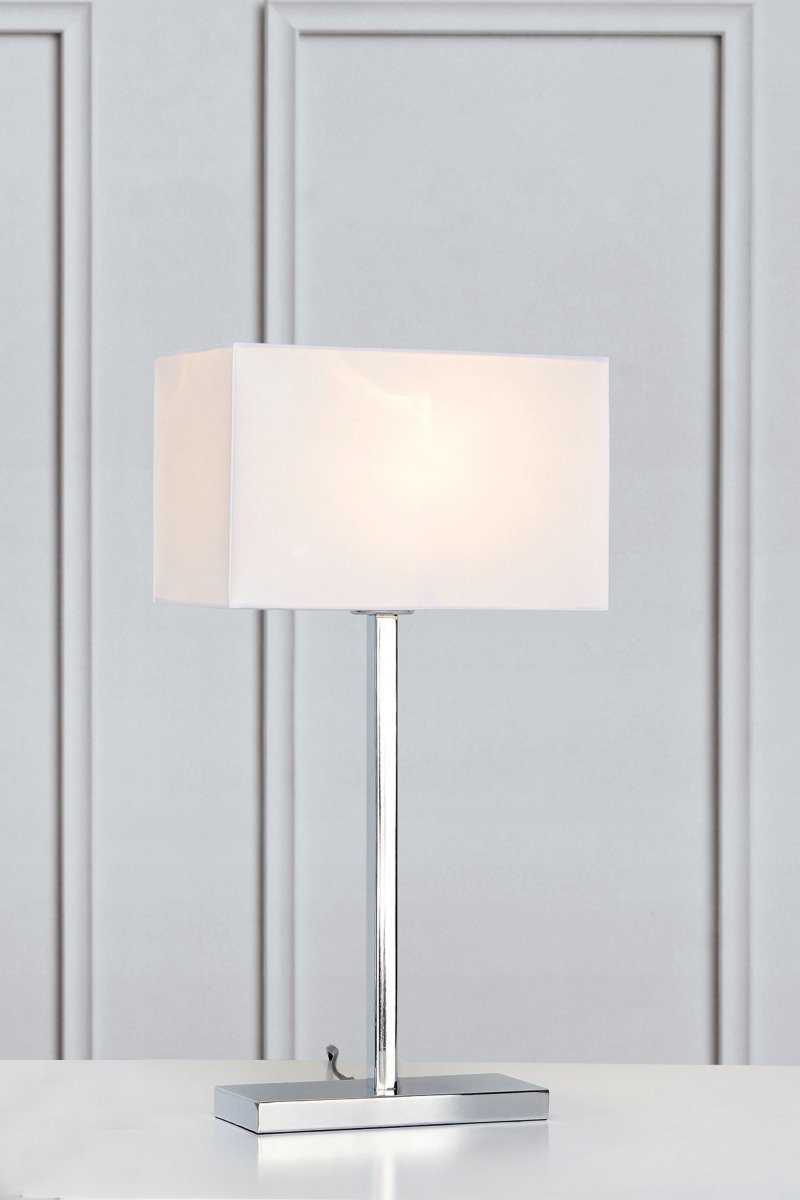 Savoy 50cm Blanc lampe de table De Markslöjd - La lampe de table Savoy en chrome et abat-jour textile blanc a un design élégant et stylé.