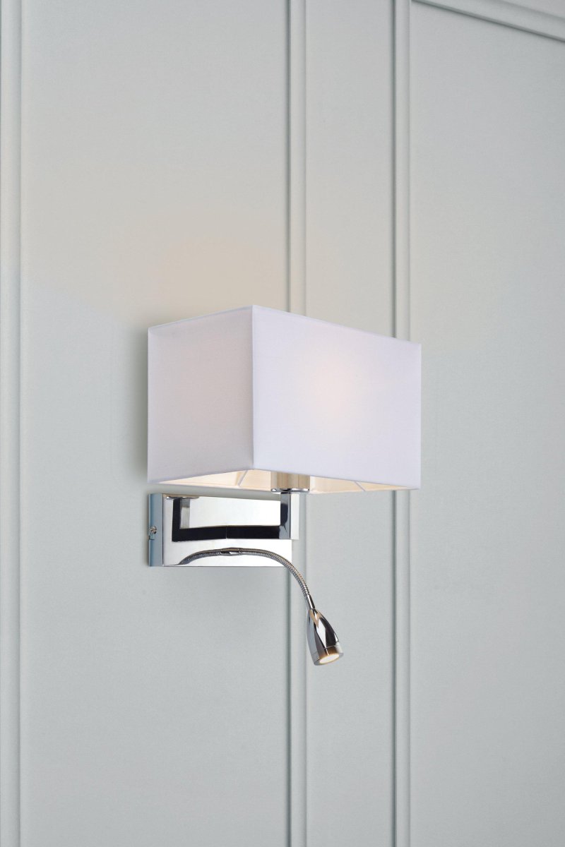 Savoy Chrome lampe de lecture De Markslöjd - L'abat-jour rectangulaire, associé à la lampe LED flexible de 3 W, fournit à la fois un éclairage d'ambiance et une lumière pratique pour la lecture.