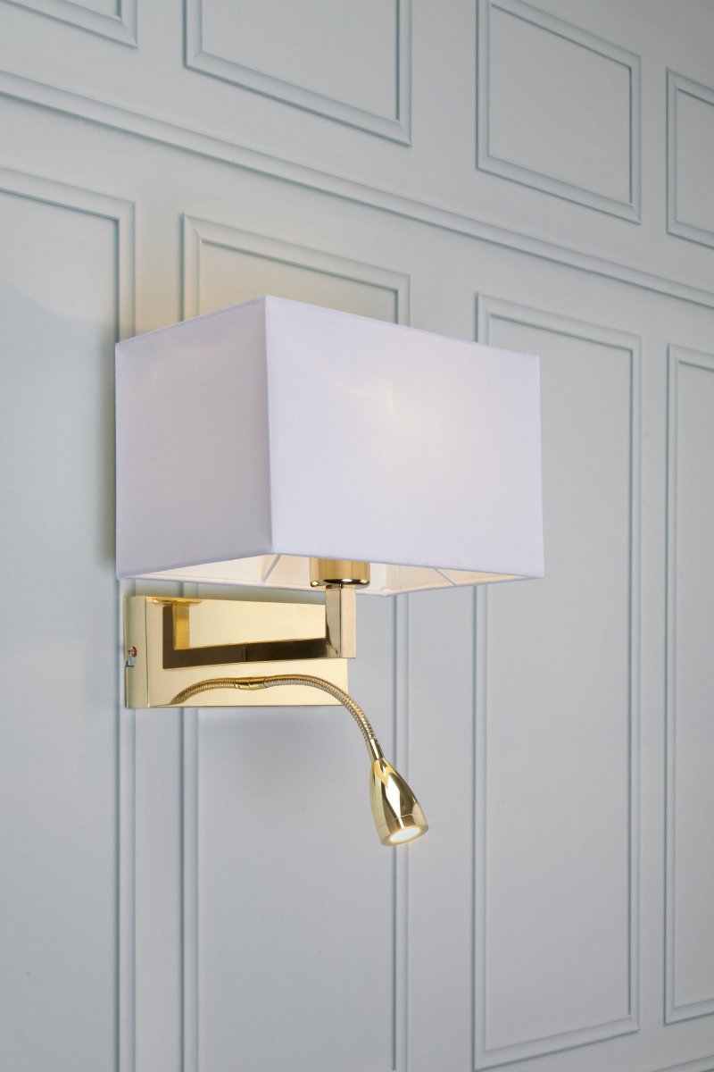 Savoy Laiton lampe de lecture De Markslöjd - L'abat-jour rectangulaire, associé à la lampe LED flexible de 3 W, fournit à la fois un éclairage d'ambiance et une lumière pratique pour la lecture.