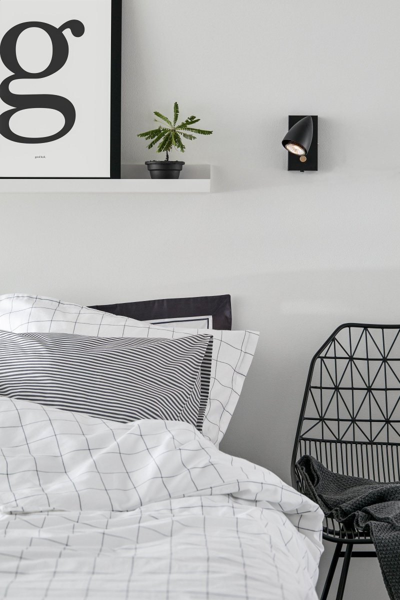 Ciro Noir lampe de lecture De Markslöjd - Sa conception compacte et son installation facile en font un choix &eacute;l&eacute;gant et styl&eacute; pour tous les types d'int&eacute;rieurs.