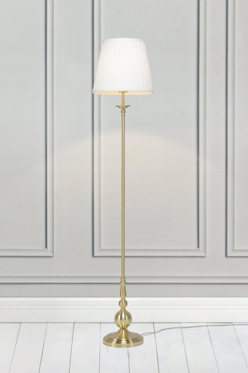 Imperia Laiton lampadaire De Markslöjd - Imperia est un lampadaire &eacute;l&eacute;gant au design classique avec une base en laiton &eacute;l&eacute;gante et un bel abat-jour en tissu blanc.