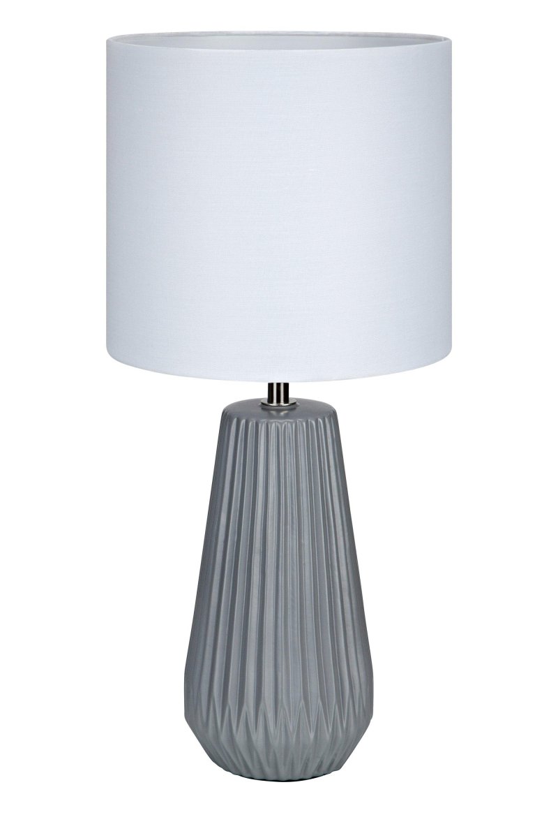 Nicci 40cm Gris lampe de table De Markslöjd - Grâce à son design minimaliste, la lampe peut être placée facilement et de manière polyvalente aussi bien dans le salon que dans la chambre, ce qui la rend particulièrement adaptée à ceux qui recherchent une solution d'éclairage intemporelle et fonctionnelle.