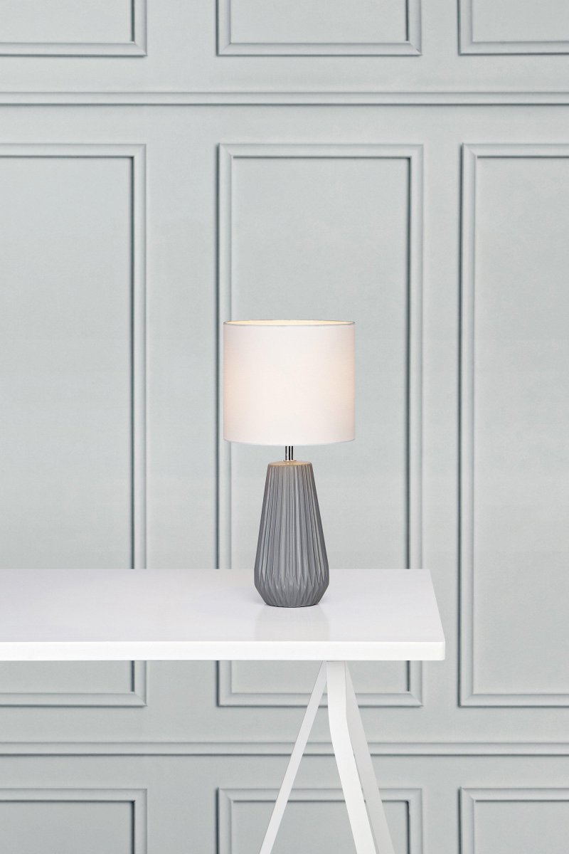 Nicci 40cm Gris lampe de table De Markslöjd - Grâce à son design minimaliste, la lampe peut être placée facilement et de manière polyvalente aussi bien dans le salon que dans la chambre, ce qui la rend particulièrement adaptée à ceux qui recherchent une solution d'éclairage intemporelle et fonctionnelle.