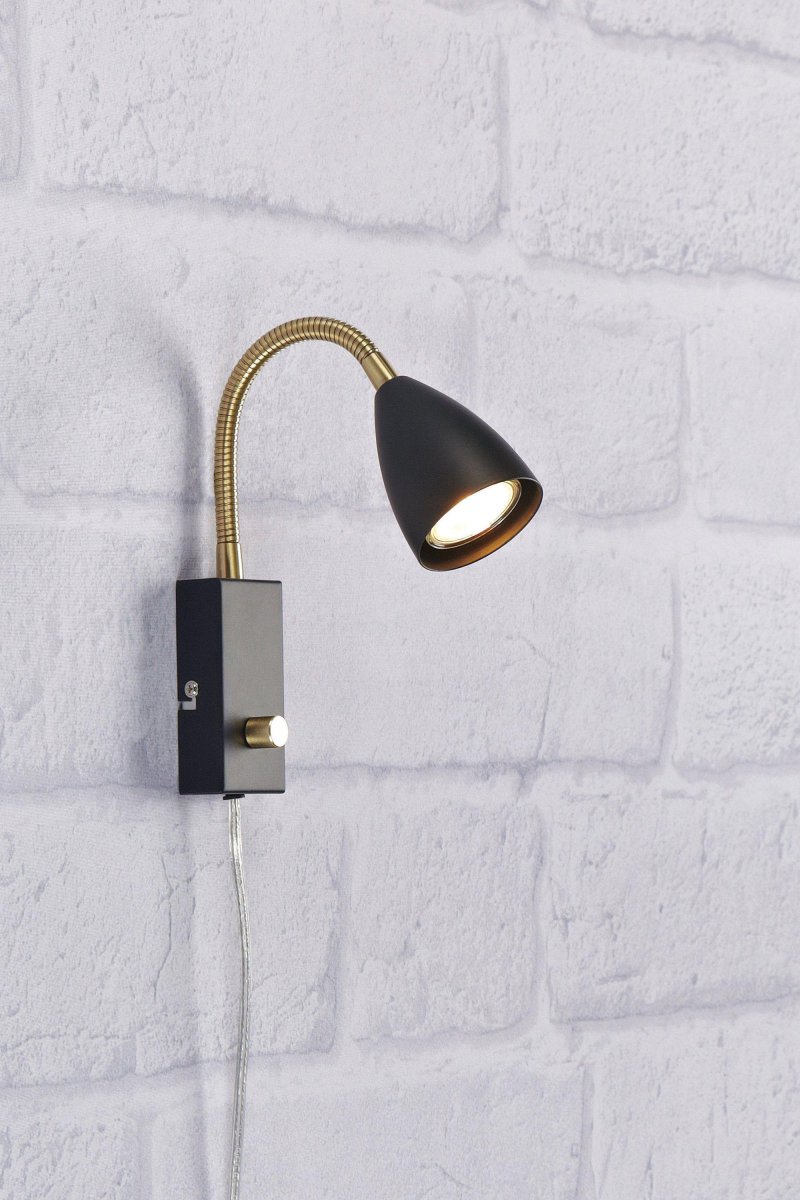 Ciro Noir lampe de lecture De Markslöjd - Parfait comme lampe de chevet ou comme éclairage de travail au bureau, vous pouvez facilement diriger la lumière exactement là où vous en avez besoin.