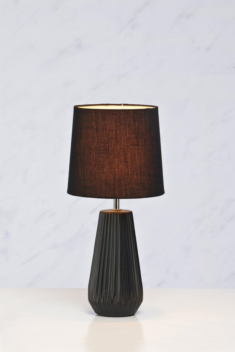 Nicci 40cm Noir lampe de table De Markslöjd - Gr&acirc;ce &agrave; son design minimaliste, la lampe peut &ecirc;tre plac&eacute;e facilement et de mani&egrave;re polyvalente aussi bien dans le salon que dans la chambre, ce qui la rend particuli&egrave;rement adapt&eacute;e &agrave; ceux qui recherchent une solution d'&eacute;clairage intemporelle et fonctionnelle.