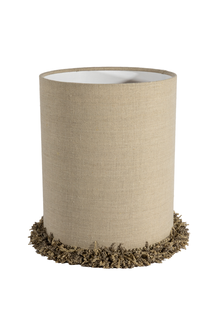 Lampshade Cylinder Fringe Ø22 Nature De Alde & Lind - Sa forme droite facilite son placement et s'adapte aux intérieurs modernes, classiques et d'inspiration rétro.