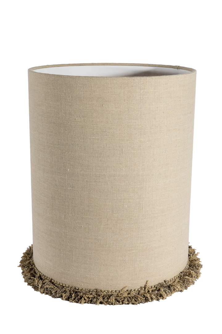 Lampshade Cylinder Fringe Ø30 Nature De Alde & Lind - Sa forme droite facilite son placement et s'adapte aux intérieurs modernes, classiques et d'inspiration rétro.