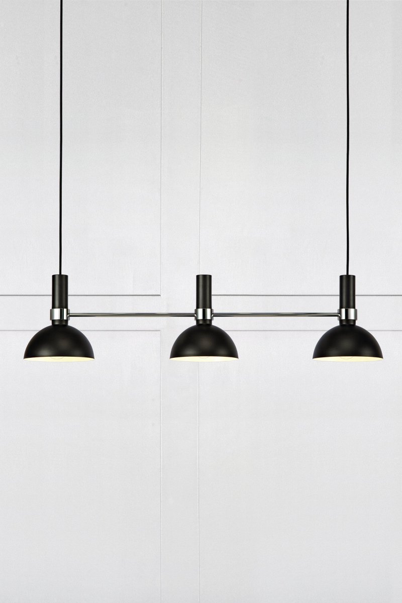 Larry 100cm Noir suspension De Markslöjd - Le plafonnier Larry à trois abat-jour est un classique au design moderne, parfait pour la table de cuisine ou l'îlot de cuisine.