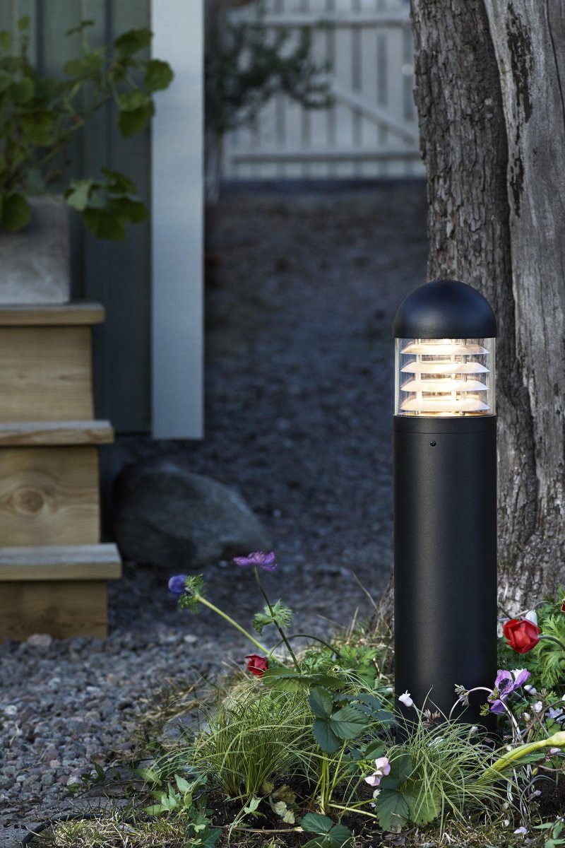 Borne Lumineuse 6W 60cm Noir Garden 24 De Markslöjd - Garden 24 a un indice de protection IP44 et convient &agrave; l'&eacute;clairage de jardin et d'ext&eacute;rieur que vous pouvez facilement installer.