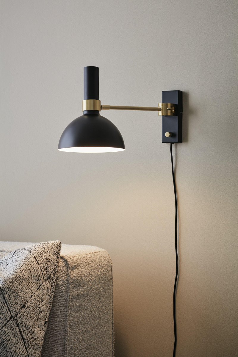 Larry 40cm Noir applique murale De Markslöjd - Avec son variateur intégré et la possibilité de pivoter à 180 degrés à gauche et à droite, il offre une flexibilité maximale et un éclairage d'ambiance.