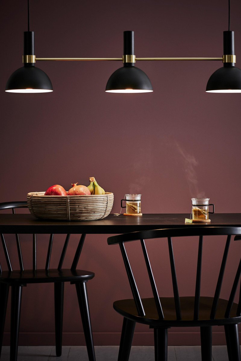 Larry 100cm Noir suspension De Markslöjd - Le plafonnier Larry à trois abat-jour est un classique au design moderne, parfait pour la table de cuisine ou l'îlot de cuisine.