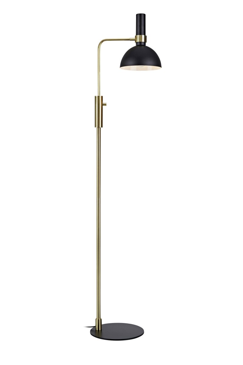 Larry Noir lampadaire De Markslöjd - Con&ccedil;u par Monika Mulder, il pr&eacute;sente un design minimaliste et fonctionnel qui apporte &agrave; la fois un &eacute;clairage pratique et du style &agrave; votre maison.