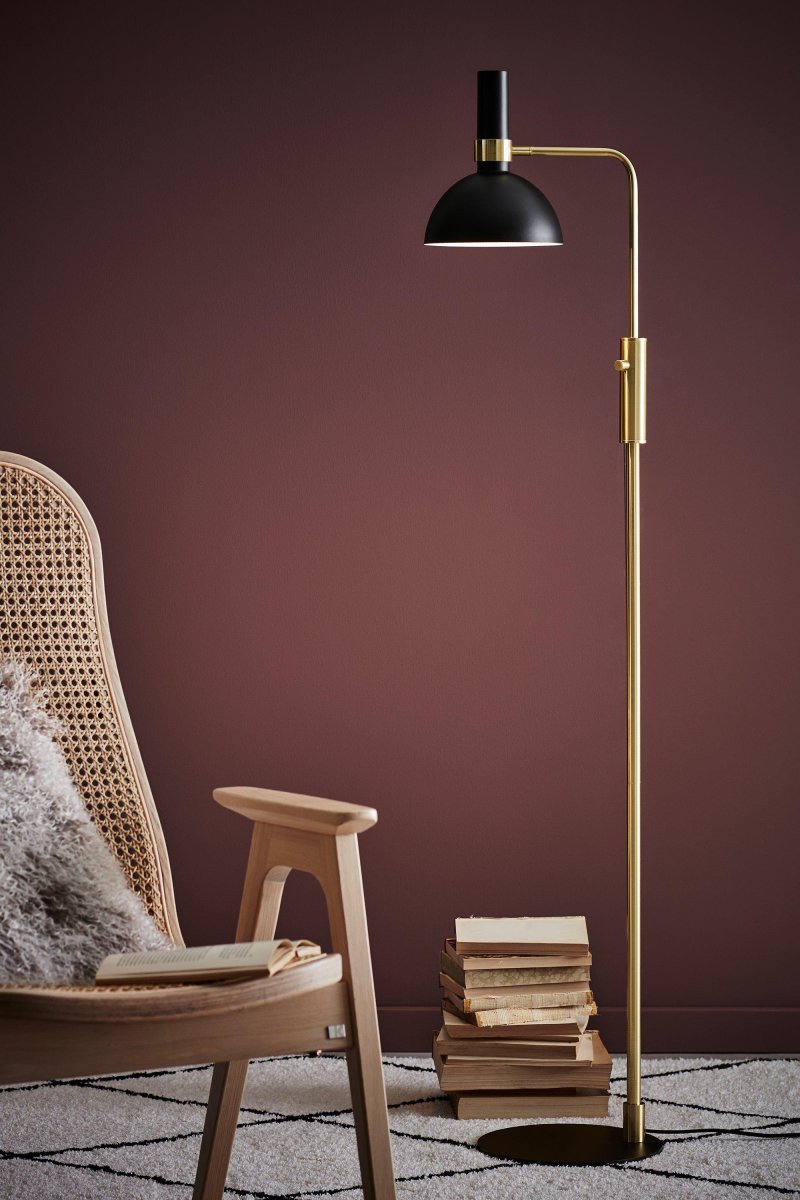 Larry Noir lampadaire De Markslöjd - Con&ccedil;u par Monika Mulder, il pr&eacute;sente un design minimaliste et fonctionnel qui apporte &agrave; la fois un &eacute;clairage pratique et du style &agrave; votre maison.