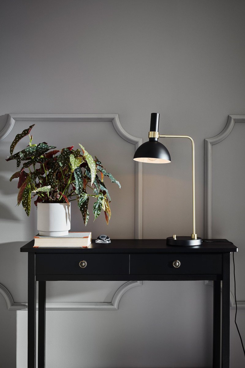 Larry 65cm Laiton brossé lampe de bureau De Markslöjd - Larry est une lampe de table &eacute;l&eacute;gante et sobre qui ajoute une touche d'&eacute;l&eacute;gance &agrave; votre lieu de travail, &agrave; votre table de chevet ou &agrave; votre couloir.