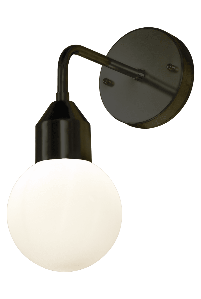 Florens Ø12 Noir lampe de salle de bain De Aneta Lighting - Florens est une élégante applique de salle de bain en métal laqué noir, surmontée d'un dôme rond en verre opale blanc diffusant une lumière douce et agréable.