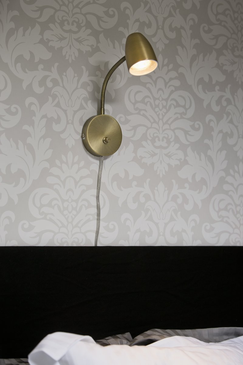 Sandnes Antique lampe de lecture De Aneta Lighting - Sandnes est la lampe de chevet parfaite, qui peut être facilement réglée dans les deux sens à l'aide d'une articulation flexible et la luminosité peut être réglée à l'aide de son variateur.