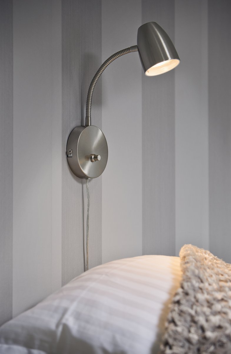 Sandnes Acier lampe de lecture De Aneta Lighting - Sandnes est la lampe de chevet parfaite, qui peut être facilement réglée dans les deux sens à l'aide d'une articulation flexible et la luminosité peut être réglée à l'aide de son variateur.