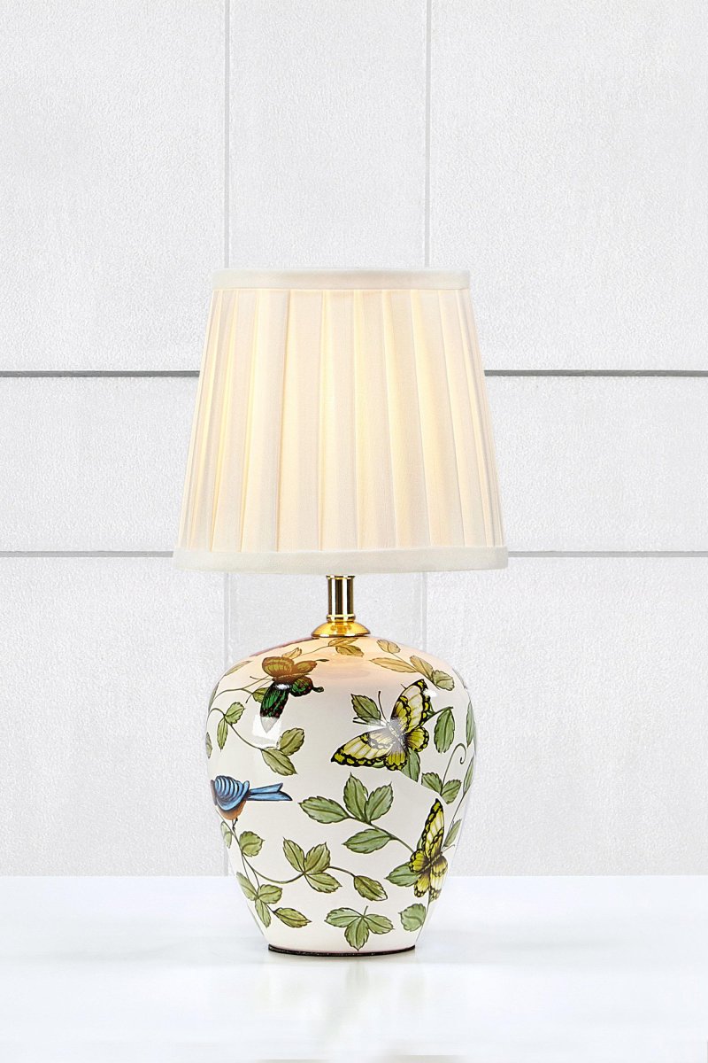 Mansion 33cm Multicolore lampe de table De Markslöjd - Cette charmante lampe de table avec sa base peinte à la main décorée de fleurs et de papillons ajoutera une touche romantique et classique à votre intérieur.